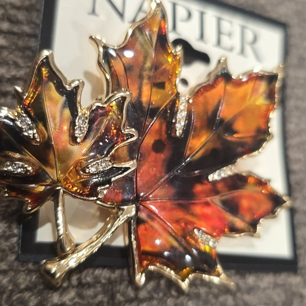 NAPIER BRAND FASHION JEWELRY FANCY SPARKLING GOLDTONE FALL LEAVES PIN BROOCH
